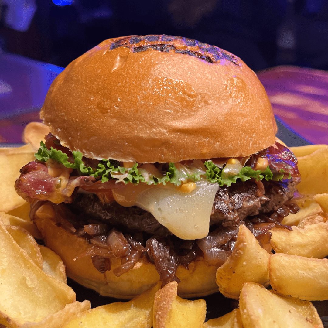 Hamburger con patatine dell'Empire Bologna