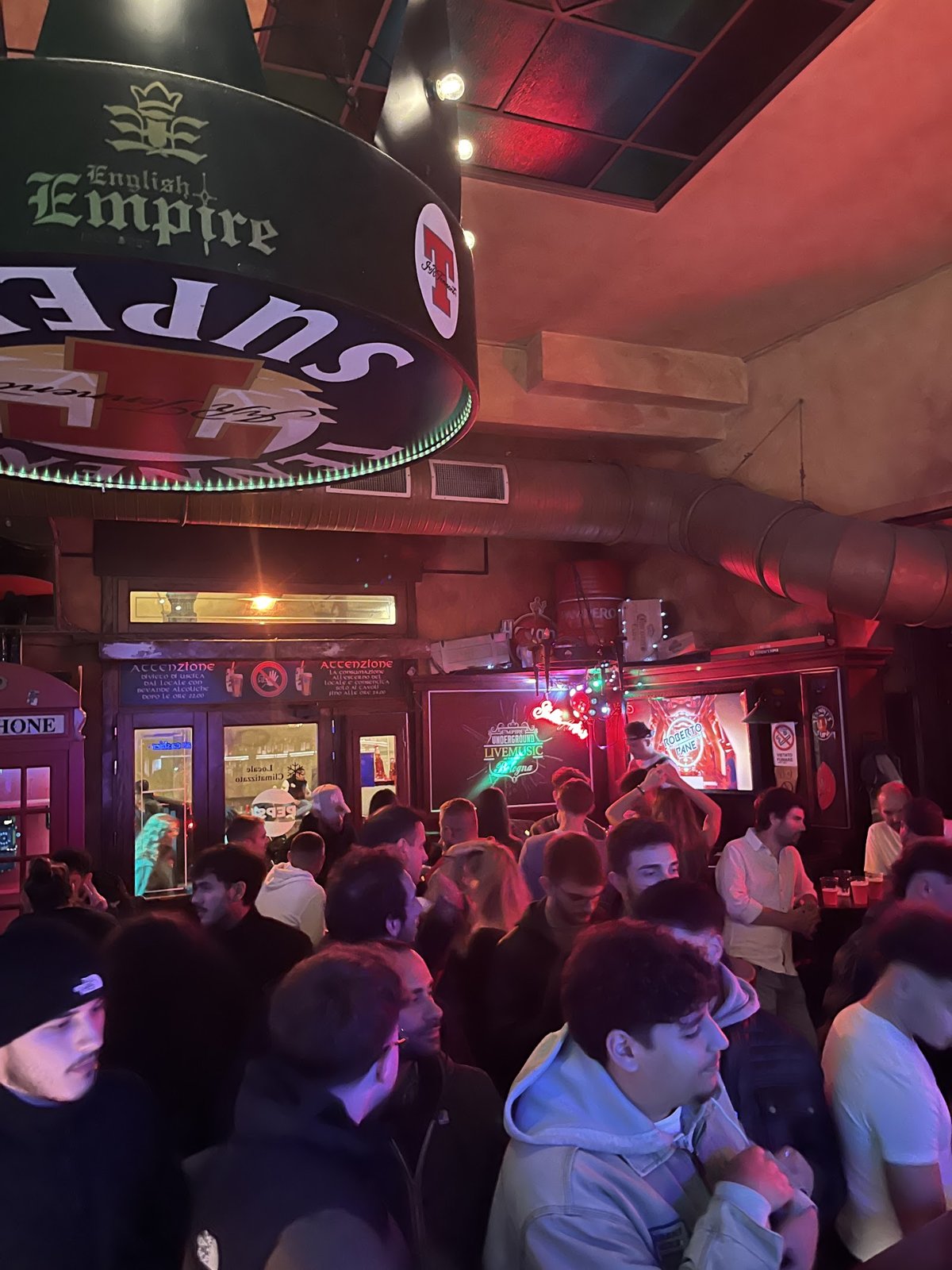 Sala dell'Empire Bologna piena di gente