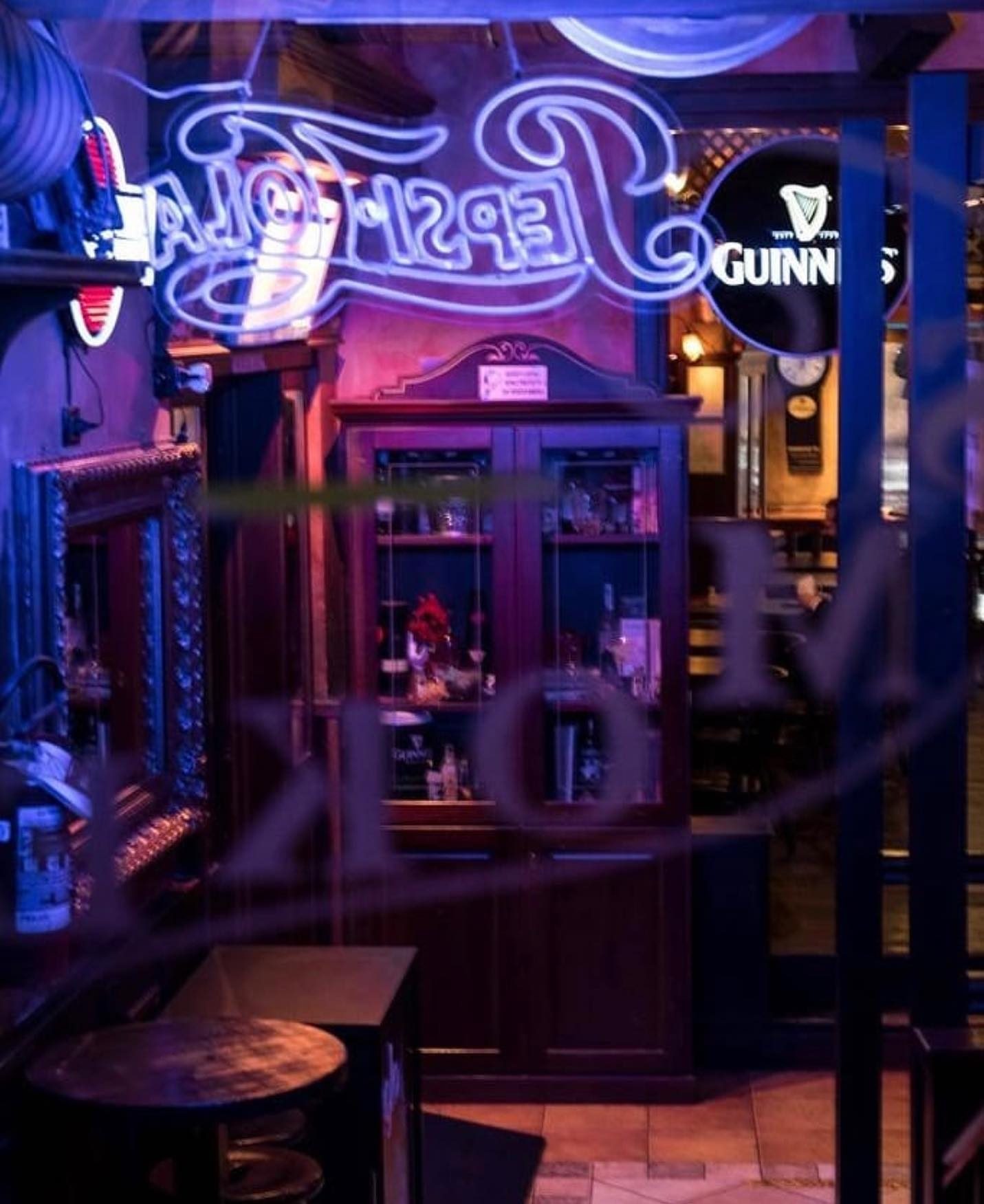 Insegne al neon nella sala dell'Empire Bologna